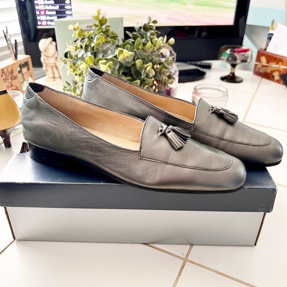 Selby Leather Tasseled Loafers in a Bronze Metallic Sz. 9.5 Narrow (3A) - Picture 4 of 15